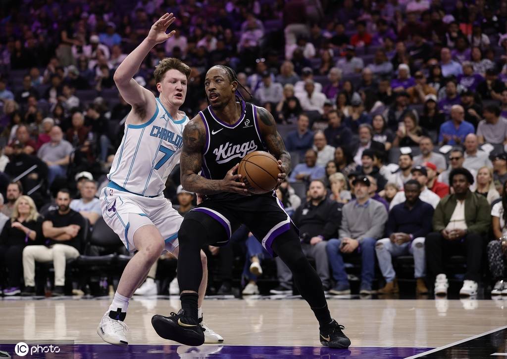 鲍尔30分德罗赞空砍39分 黄蜂胜国王